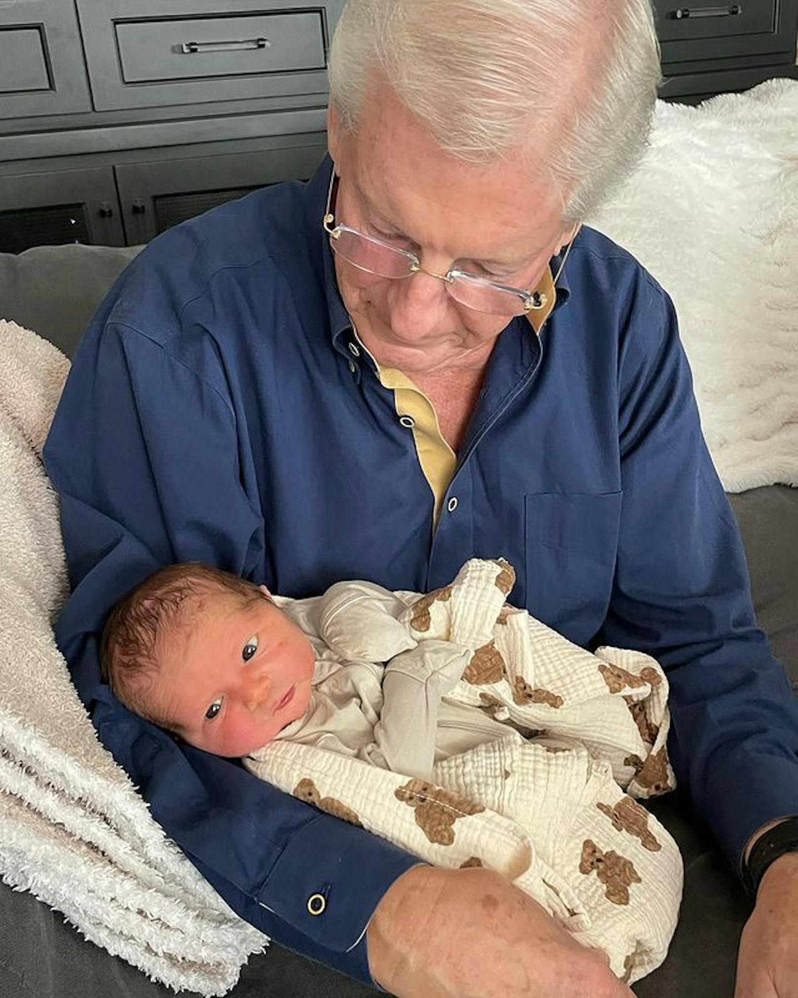 Meghans Papa Gary Trainor mit dem Enkelkind.