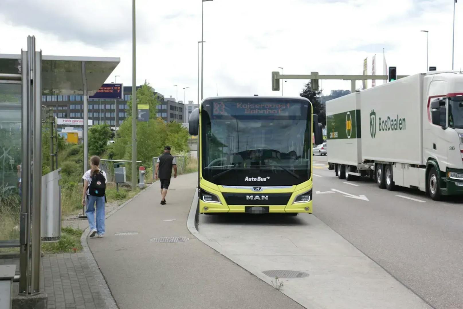 Eine Familie wollte in Pratteln im Kanton Basel-Landschaft mit einem Bollerwagen, beladen mit Ikea-Produkten, in einen Bus einsteigen.