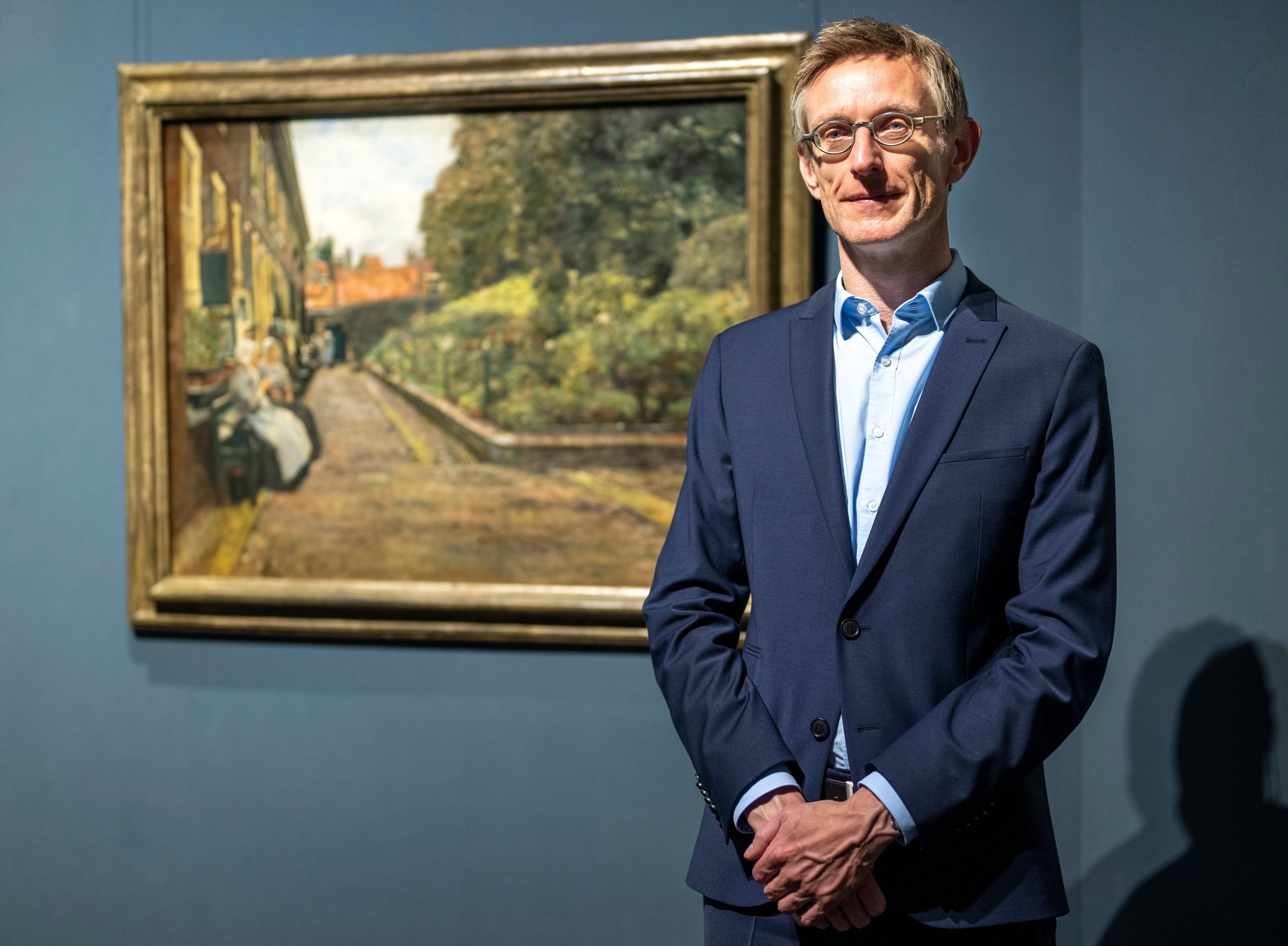 Download von www.picturedesk.com am 05.07.2023 (11:19).  PRODUCTION - 08 July 2022, Berlin: Ralph Gleis, director of the Alte Nationalgalerie, stands next to his favorite work by the painter Max Liebermann, entitled "Stevenstift in Leiden". July 20, 2022 marks the 175th anniversary of Liebermann's birth. Photo: Monika Skolimowska/dpa - 20220708_PD24104 - Rechteinfo: Rights Managed (RM)