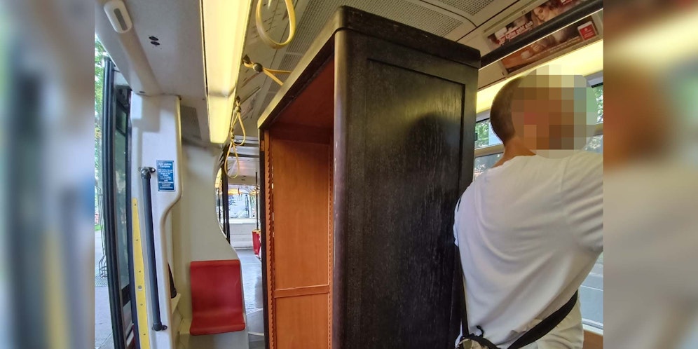 Der große Kasten war in der Straßenbahn kaum zu übersehen.