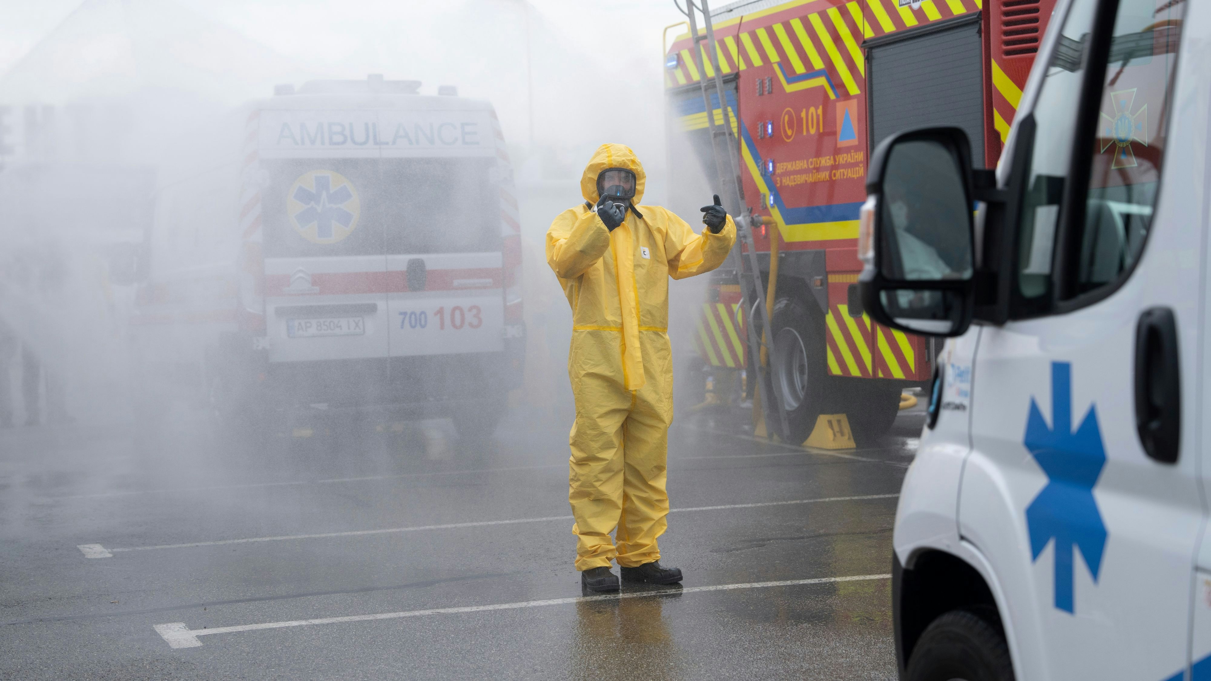 Download von www.picturedesk.com am 05.07.2023 (11:18).  A Ukrainian emergency worker wearing radiation protection suit attends training in Zaporizhzhia, Ukraine, Thursday, June 29, 2023. The Zaporizhzhia Nuclear Power Plant, Europe's biggest, relies in large part on water from the now-emptying reservoir at the Kakhovka dam. (AP Photo/Evgeniy Maloletka) - 20230629_PD4190 - Rechteinfo: Rights Managed (RM)
