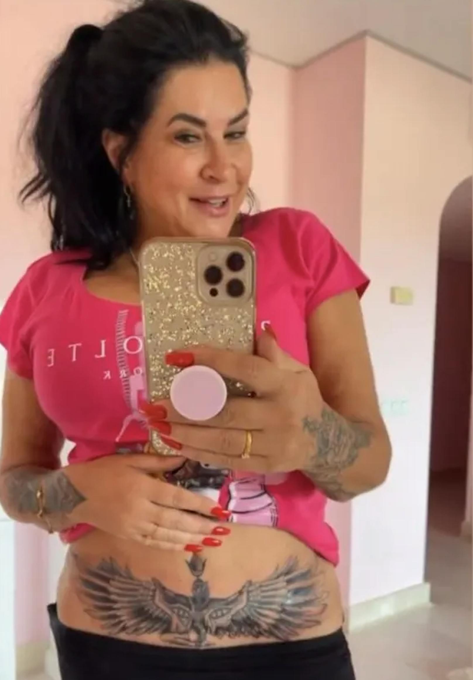 Iris Klein zeigt in ihrer Instagram-Story stolz ihr neues Bauch-Tattoo.