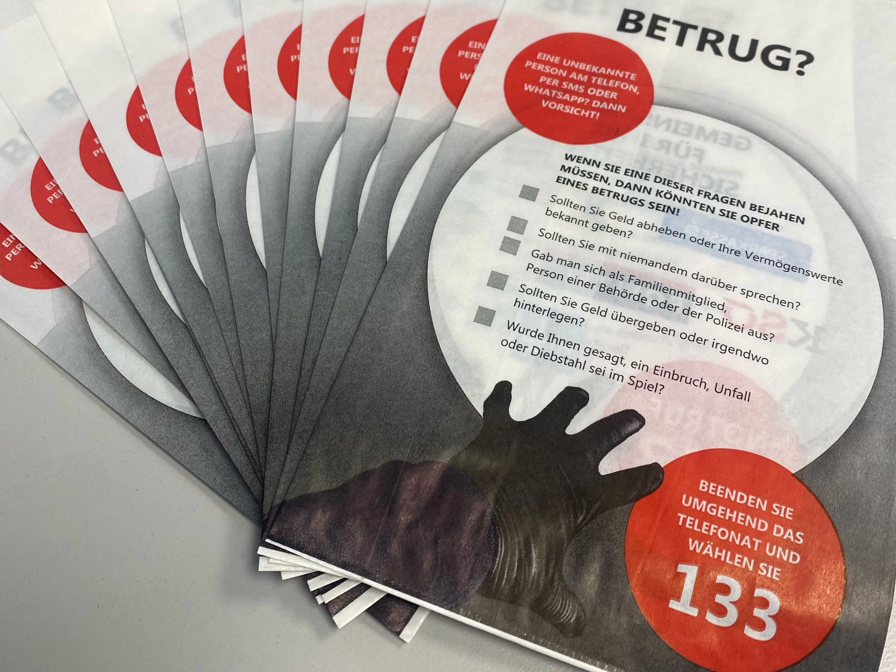 Mit diesen Papiersäckchen warnen die Banken in Vorarlberg künftig vor Betrügern. 
