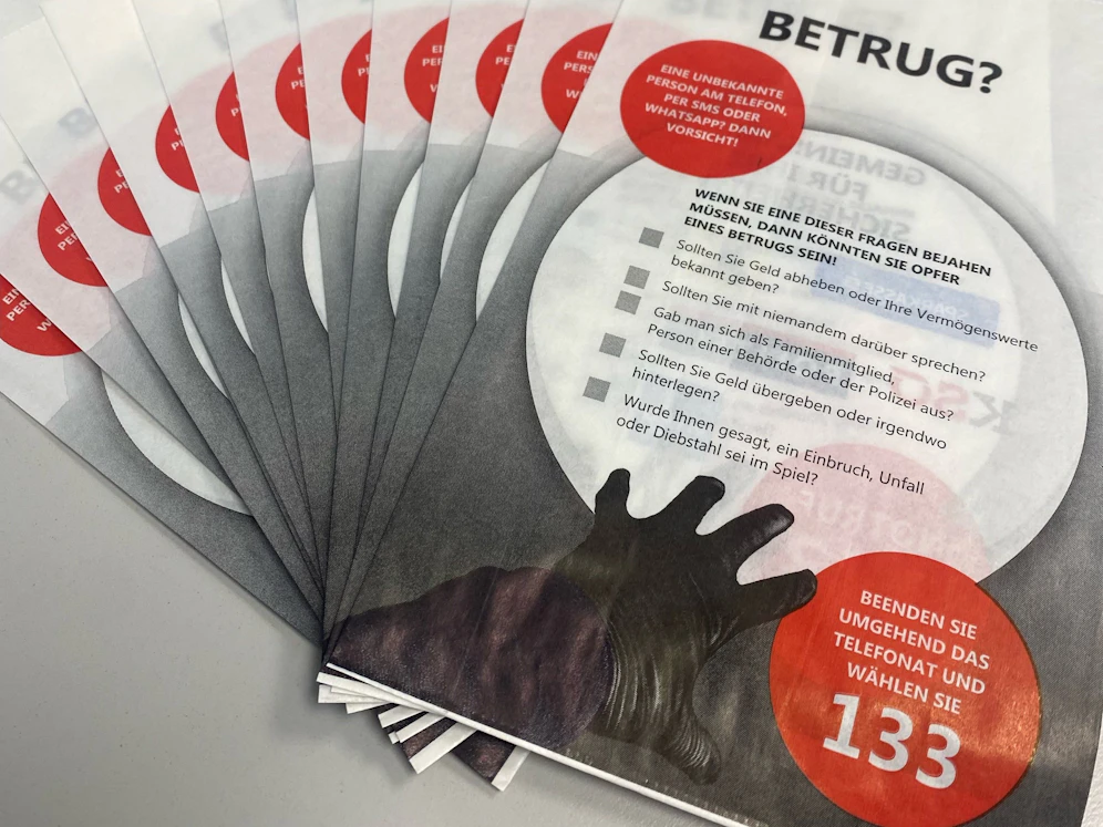 Mit diesen Papiersäckchen warnen die Banken in Vorarlberg künftig vor Betrügern. 