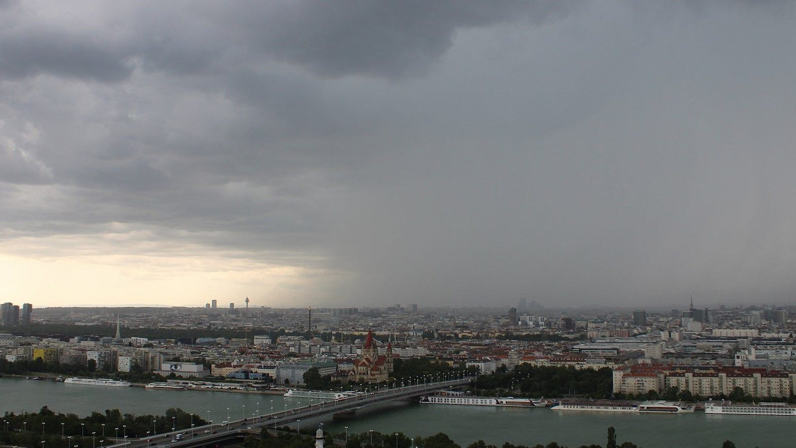 Hagel-Gewitter wütet jetzt vor den Toren Wiens