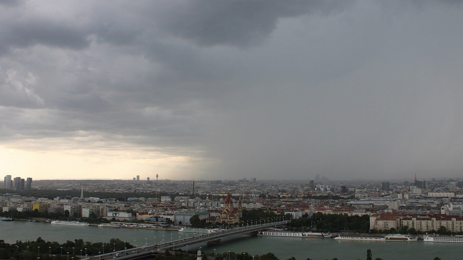 Heute.at - Hagel-Gewitter wütet jetzt vor den Toren Wiens
