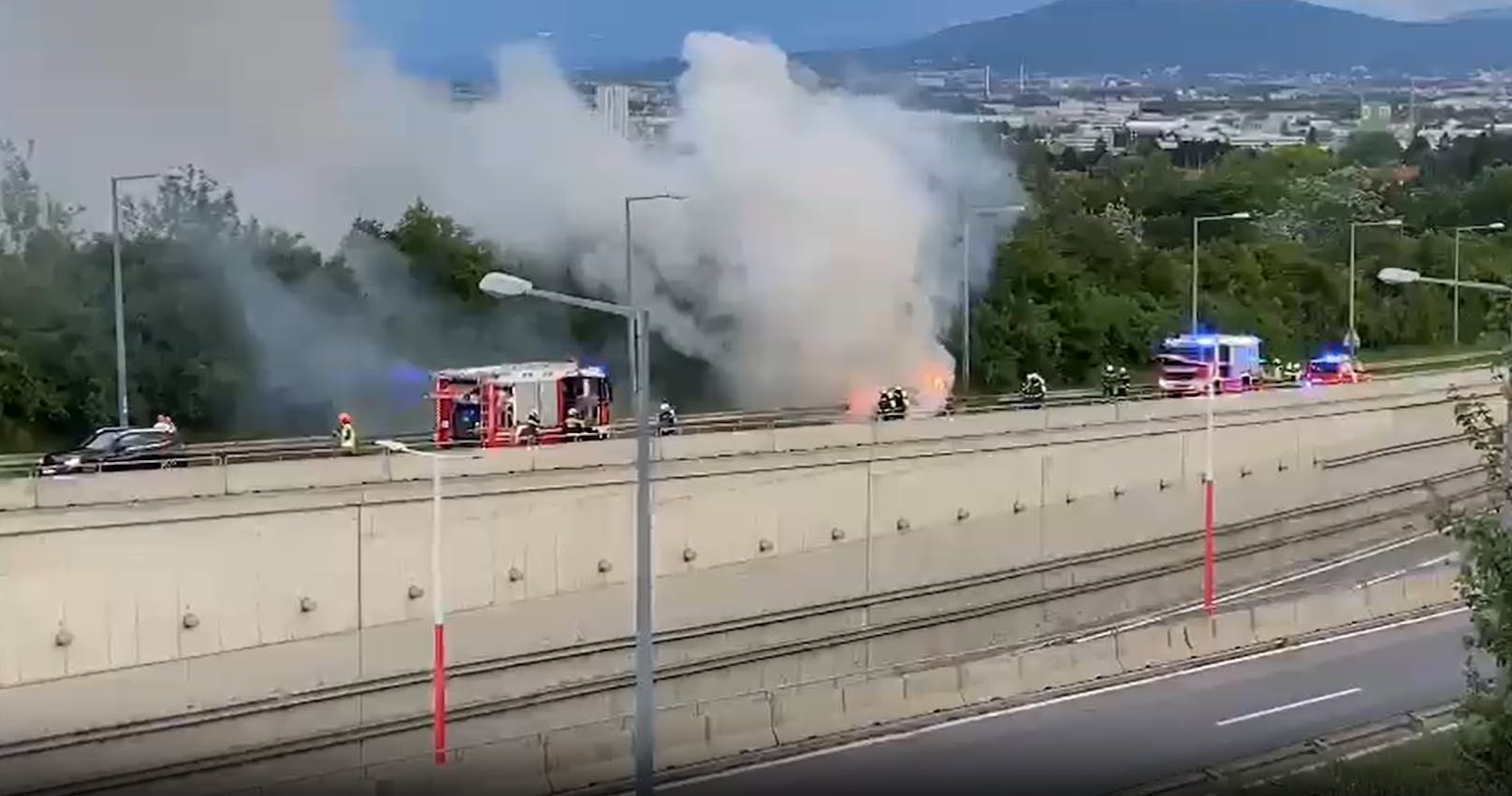 Auf der A23 kam es am Mittwochabend zum Fahrzeugbrand.