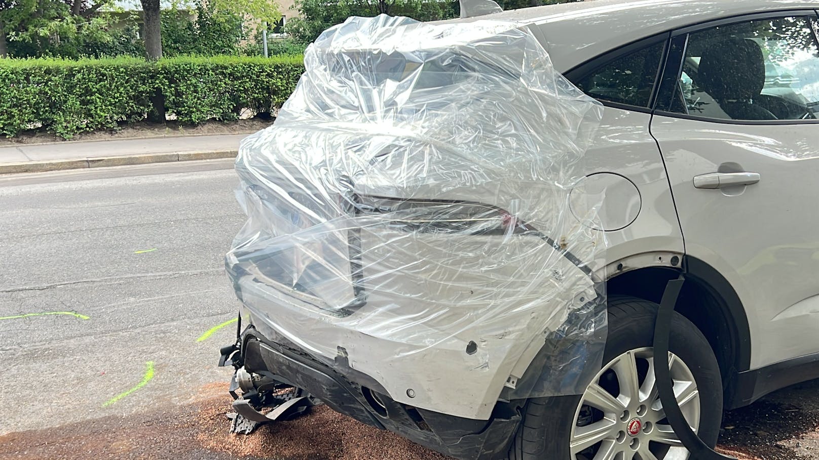 Bei einem schweren Verkehrsunfall in Wien-Döbling kam am Mittwoch ein 17-Jähriger ums Leben.