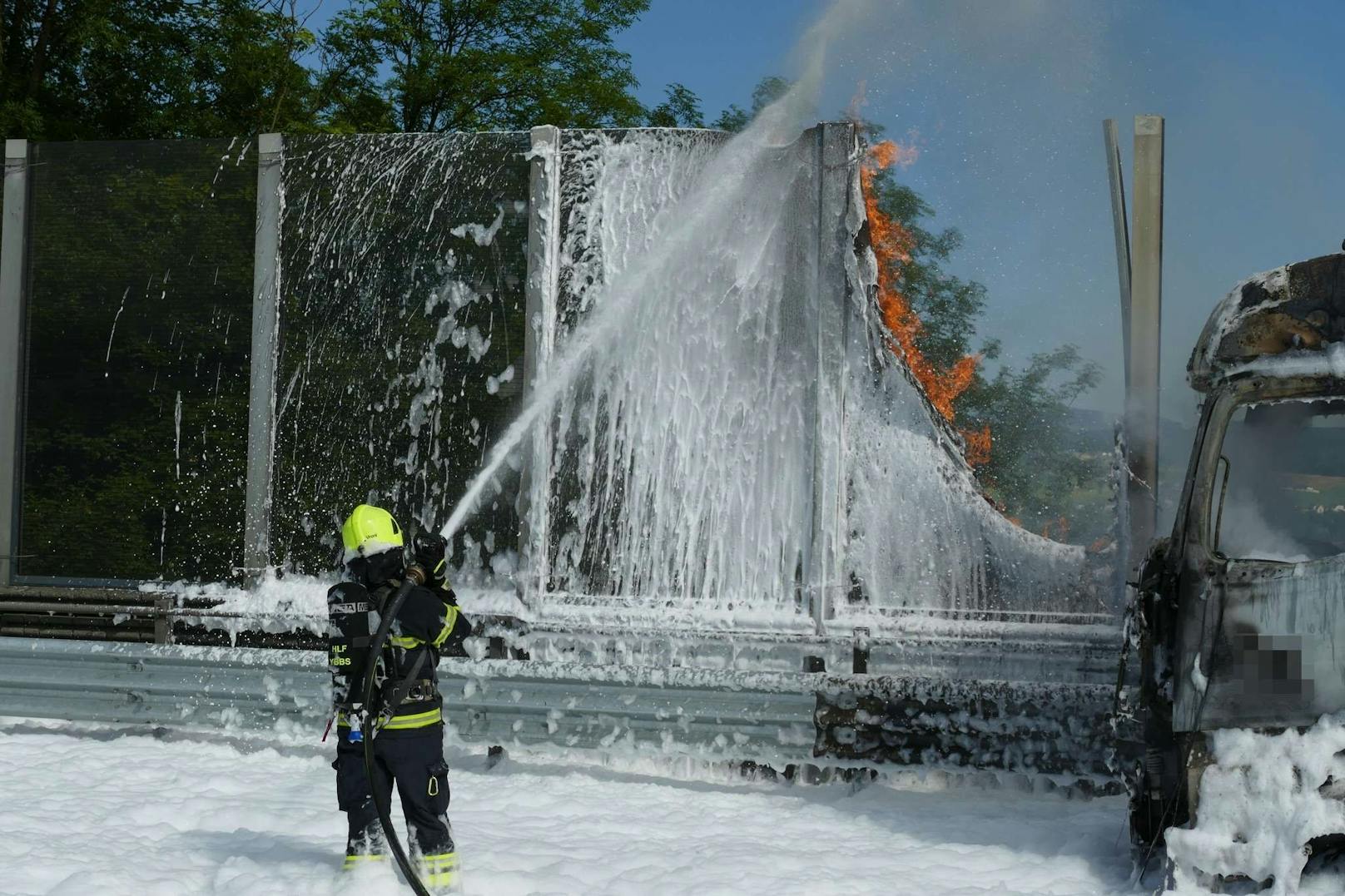 Ein Lkw brannte auf der A1, die Feuerwehr stand im Löscheinsatz.