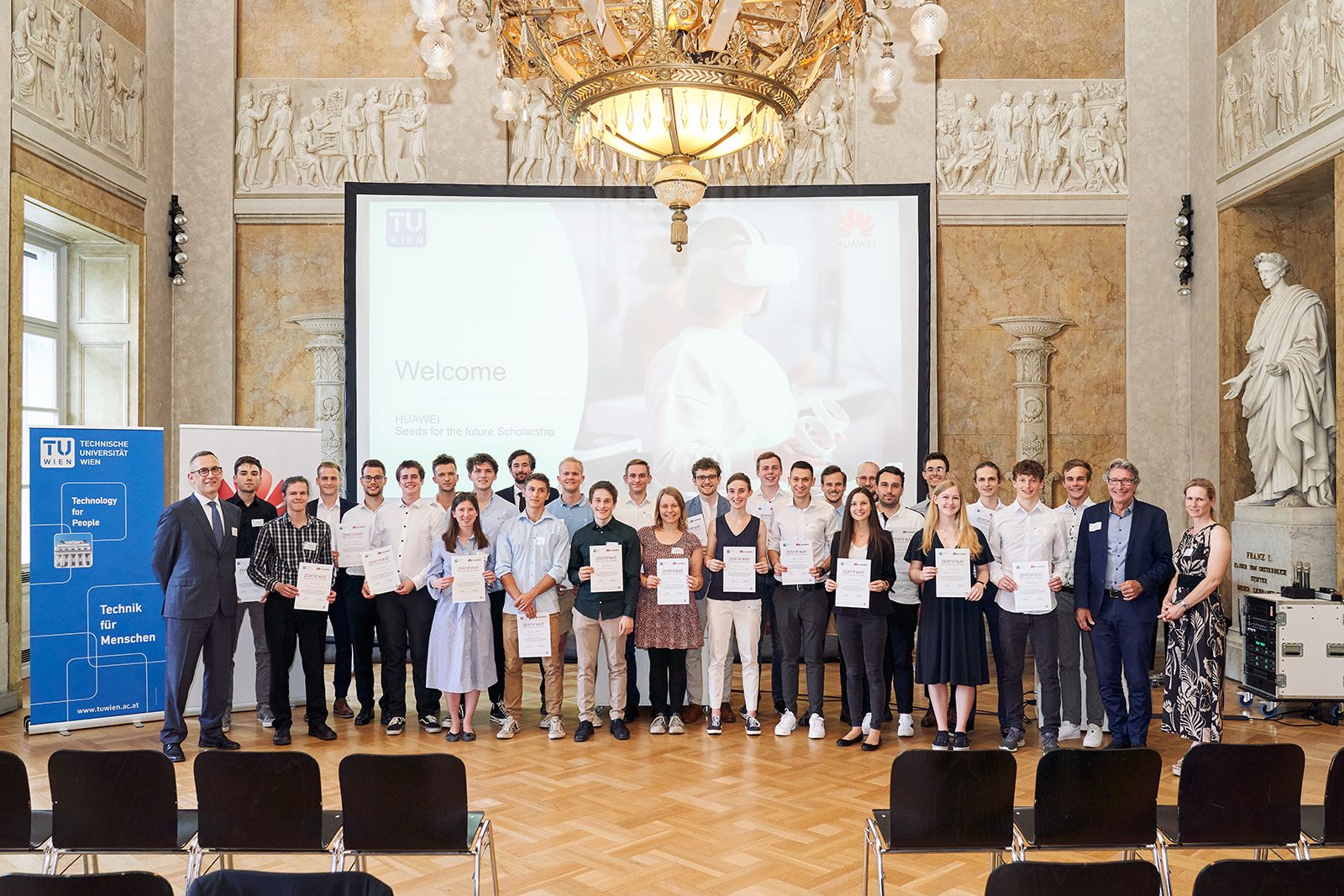 Im Zuge des "Seeds for the Future Scholarship" von Huawei wurden die Stipendien an der TU Wien verliehen.