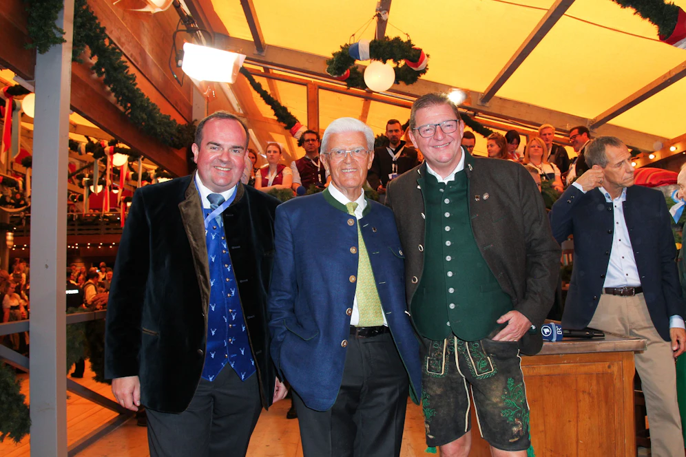 Jobst Kayser-Eichberg zwischen Clemens Baumgaertner und Bernhard Klier von der Spatenbrauerei beim Wiesn Anstich im Jahr 2019.