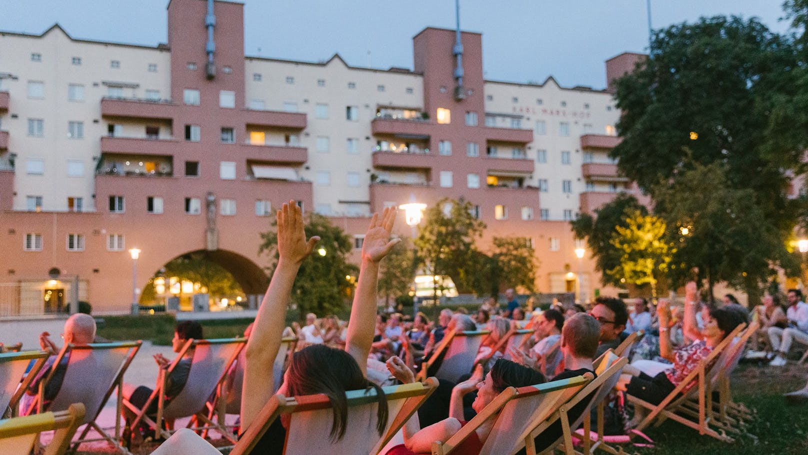 Gemütlich am Karl Marx Hof Kultur open air erleben