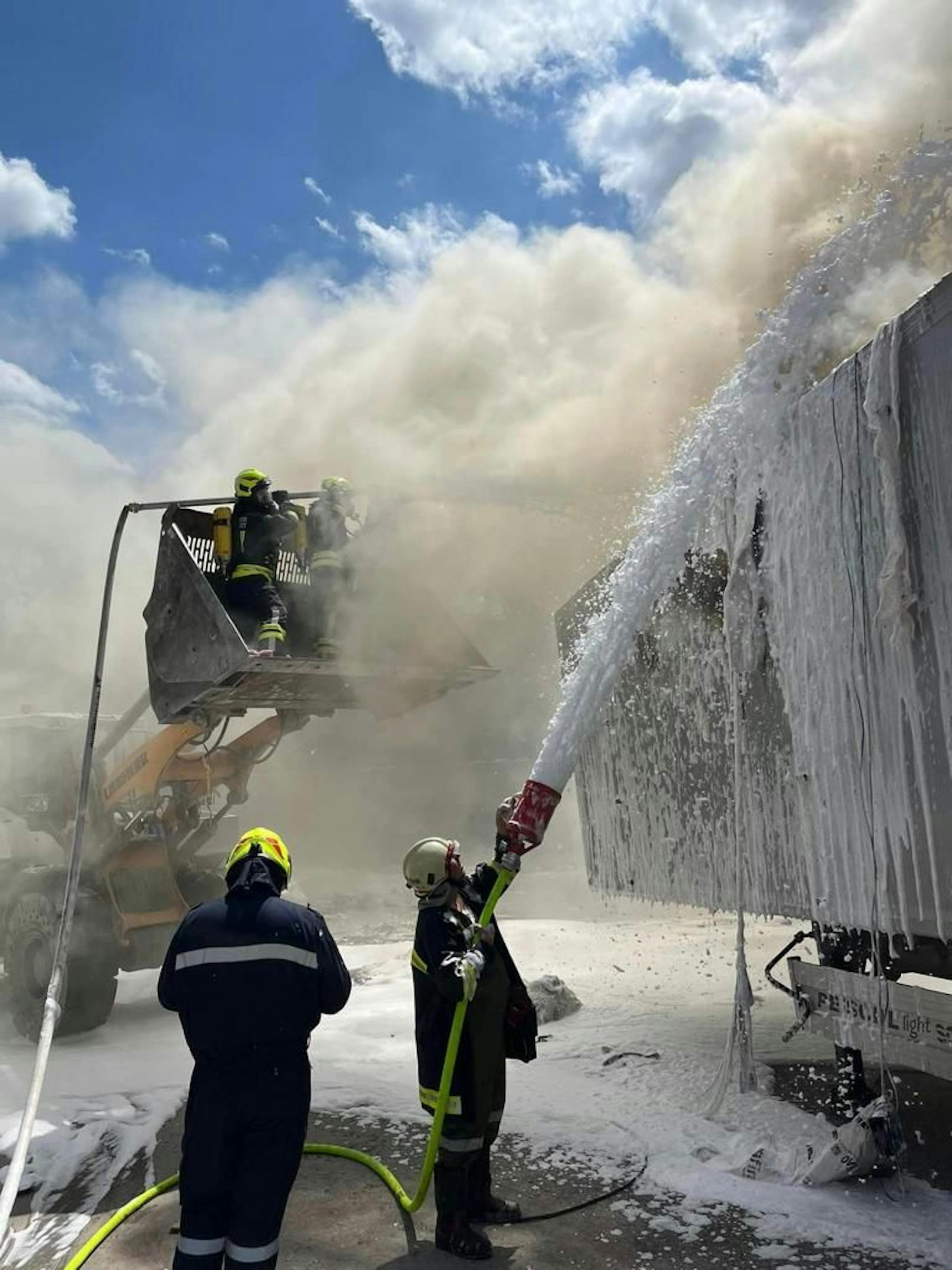 Lkw stand in Flammen! Zwei Arbeiter verletzt im Spital