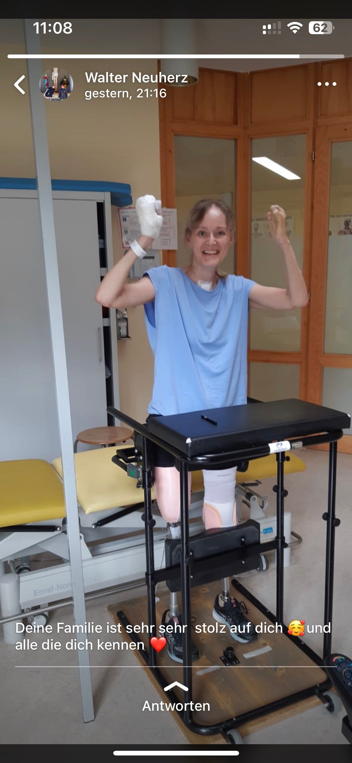 Monika Neuherz jubelt! Erste Stehversuche nach schwerer Krankheit