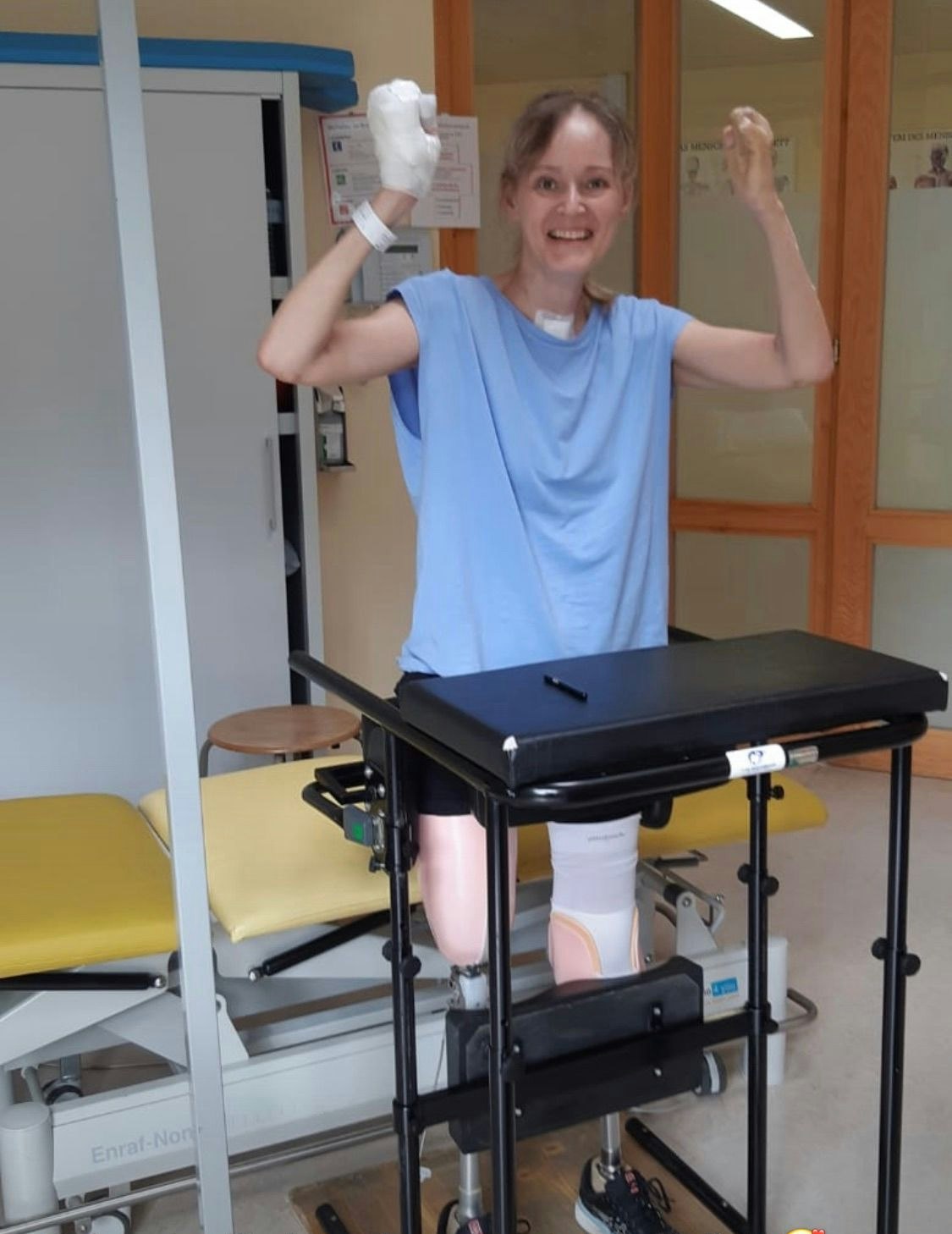 Monika Neuherz jubelt! Erste Stehversuche nach schwerer Krankheit