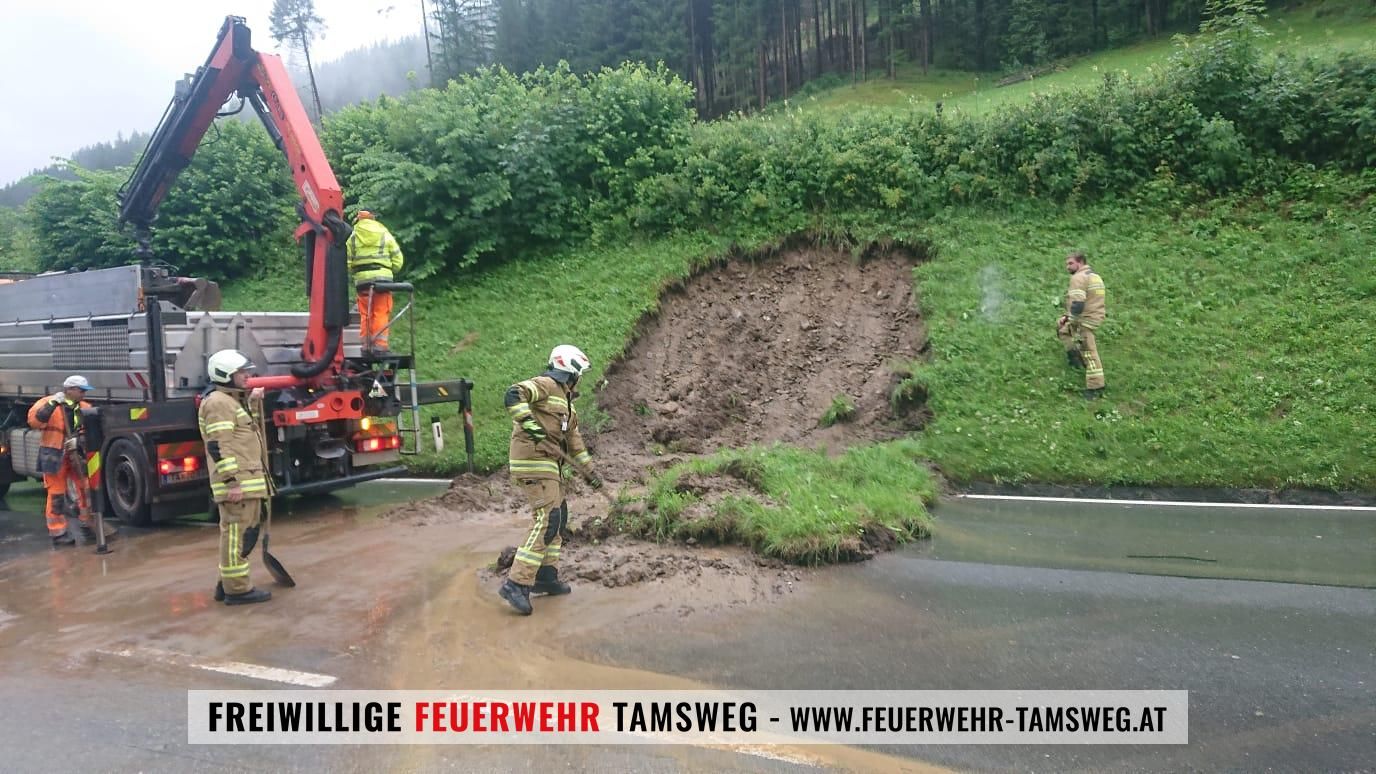 Die B95 im Gemeindegebiet von Tamsweg musste wegen eines Murenabgangs umgeleitet werden.