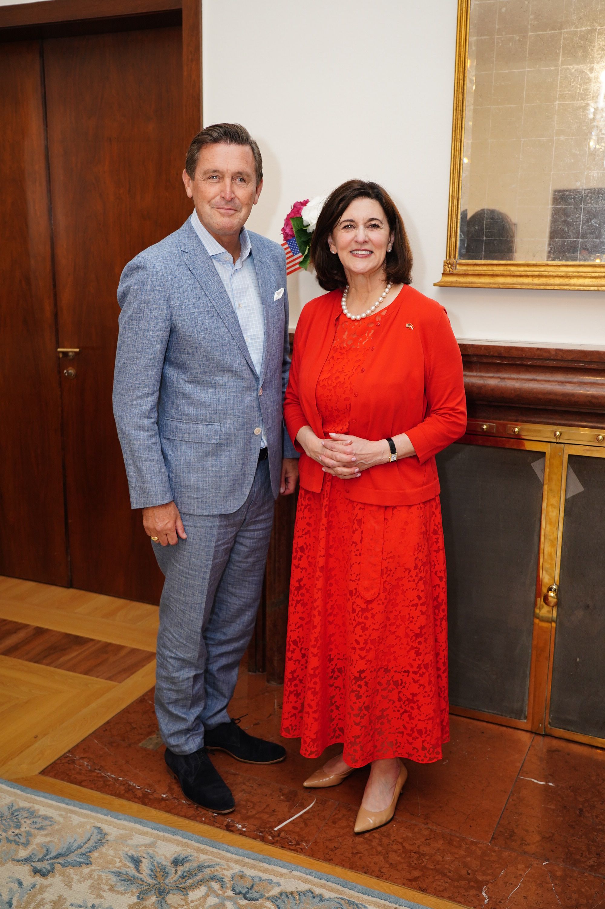 Stadtrat Peter Hanke mit Botschafterin Victoria Kennedy.