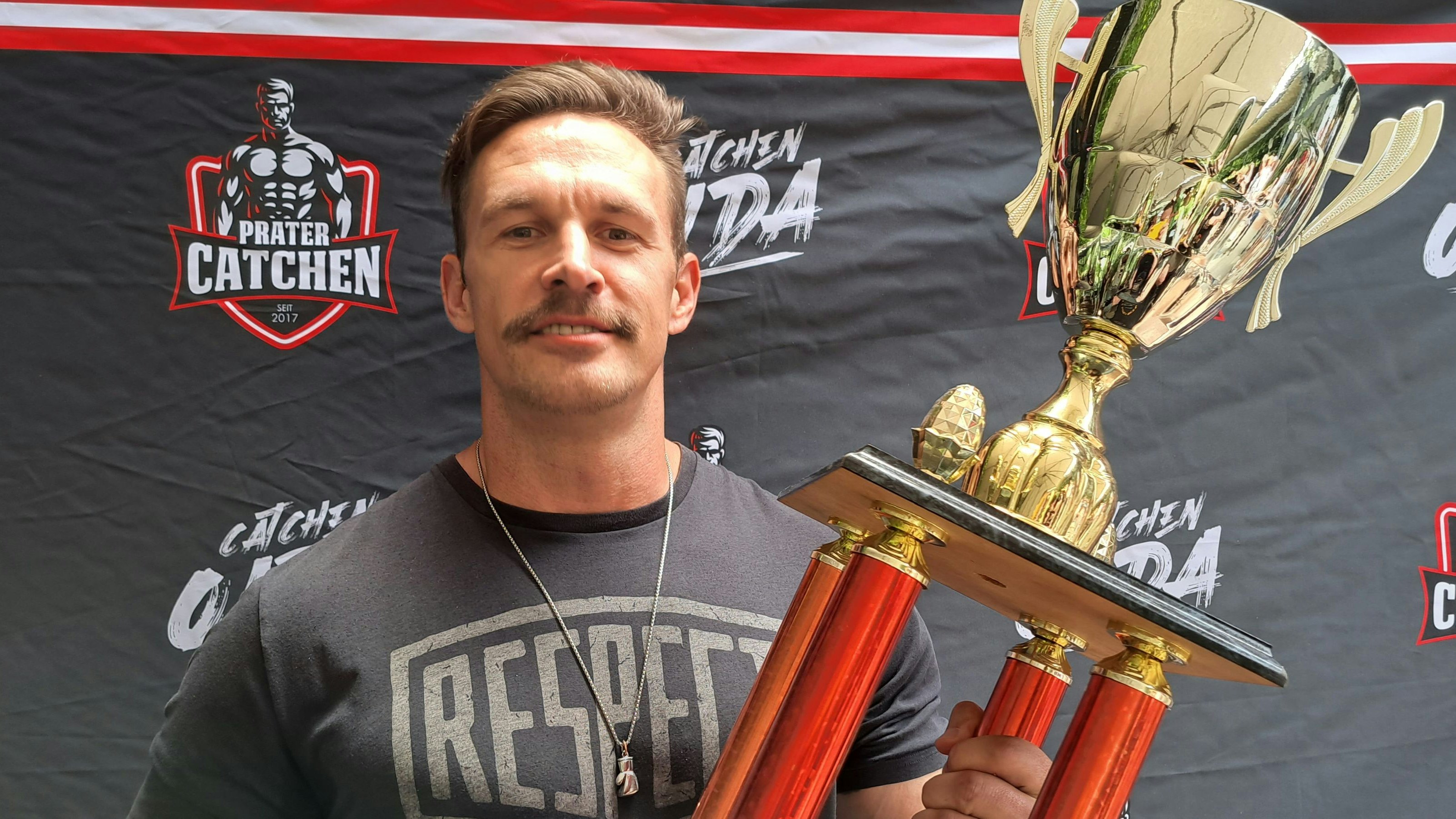 Aus dem "Heute"-Archiv: Peter White mit Schnauzbart und Praterpokal