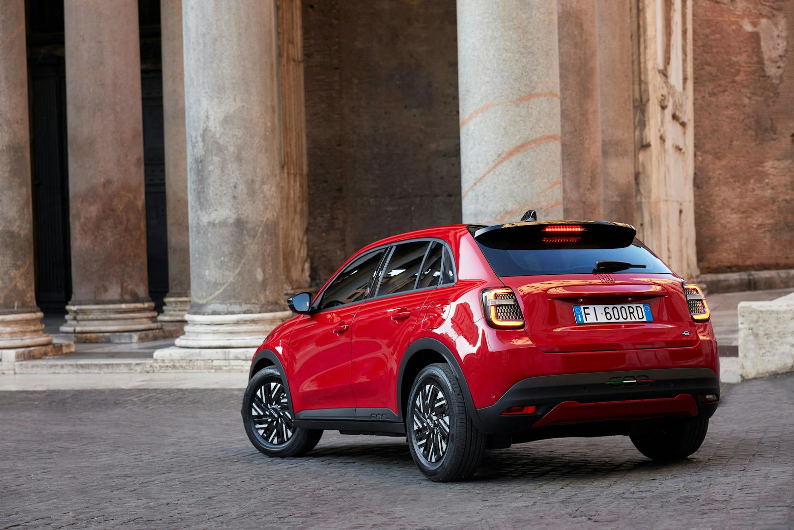 Das Heckdesign erinnert noch an den Fiat 500 X.