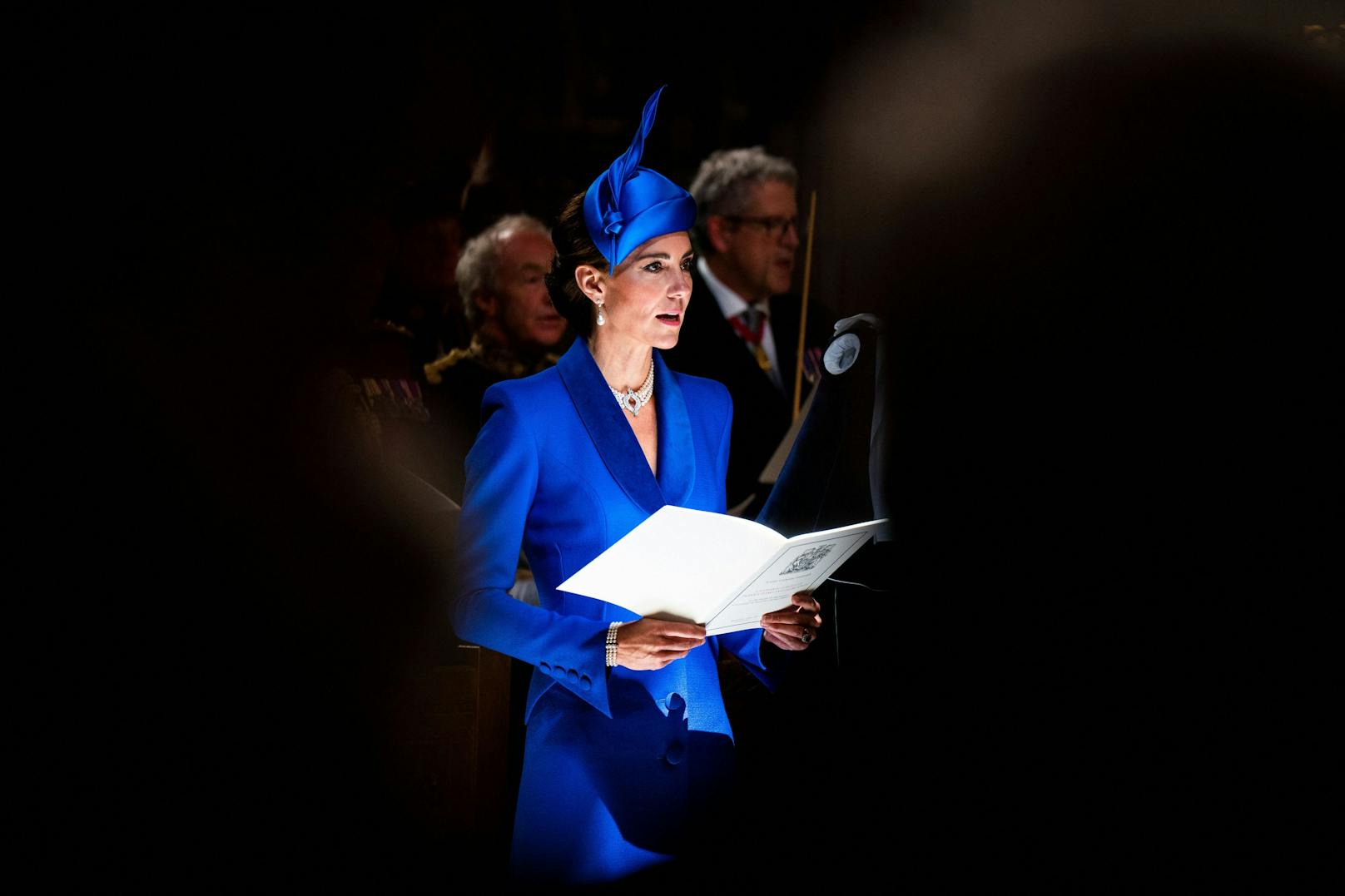 Dazu kombinierte die 41-Jährige einen Hut von Philip Treacy und Perlenschmuck aus der Sammlung der verstorbenen Queen Elizabeth II. - als eine Hommage an die Monarchin.