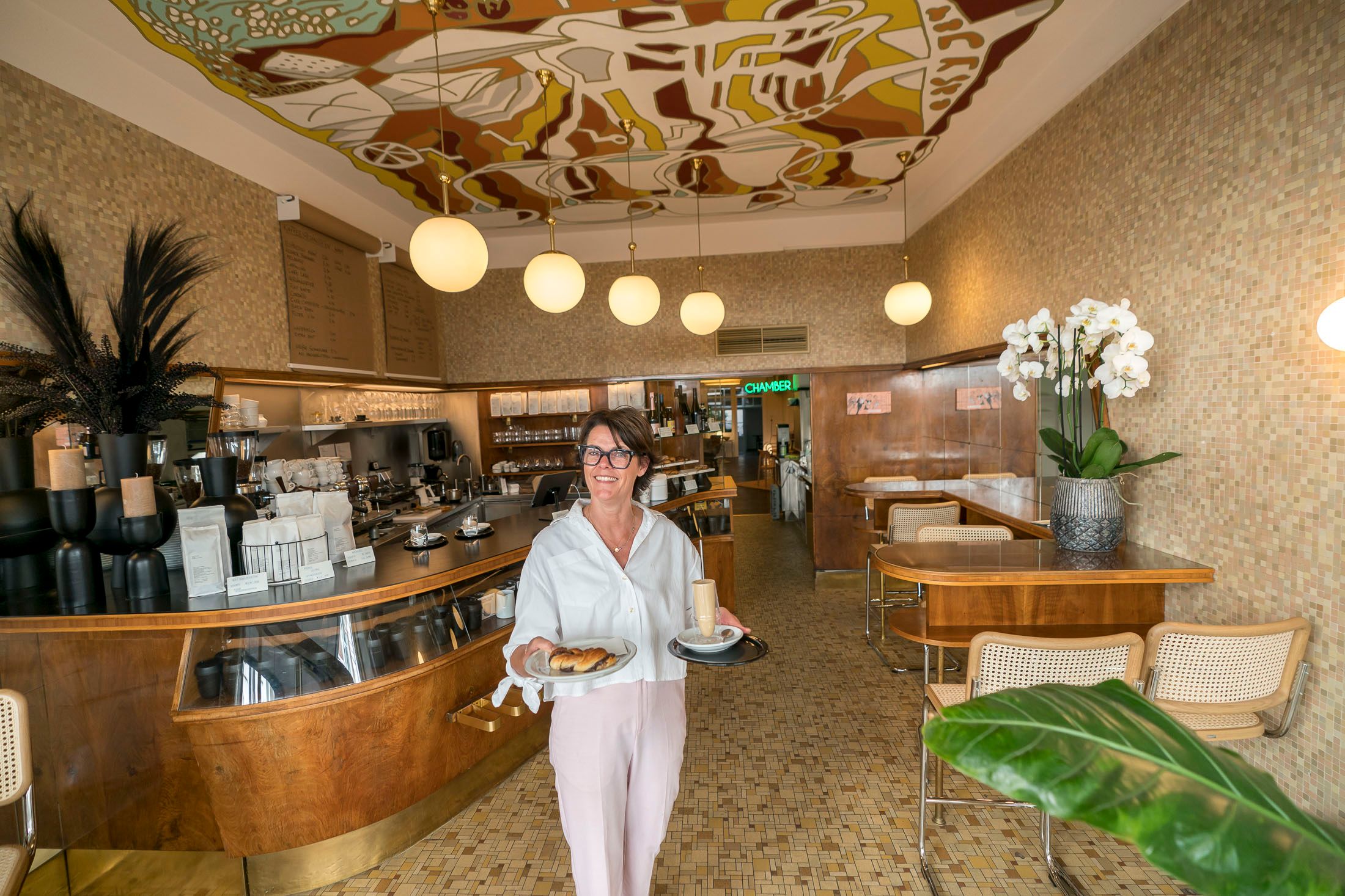 Peggy Strobel mit ihren Bestsellern Seelenspitz und gerührter Eiskaffee in der Wipplinger Straße 25