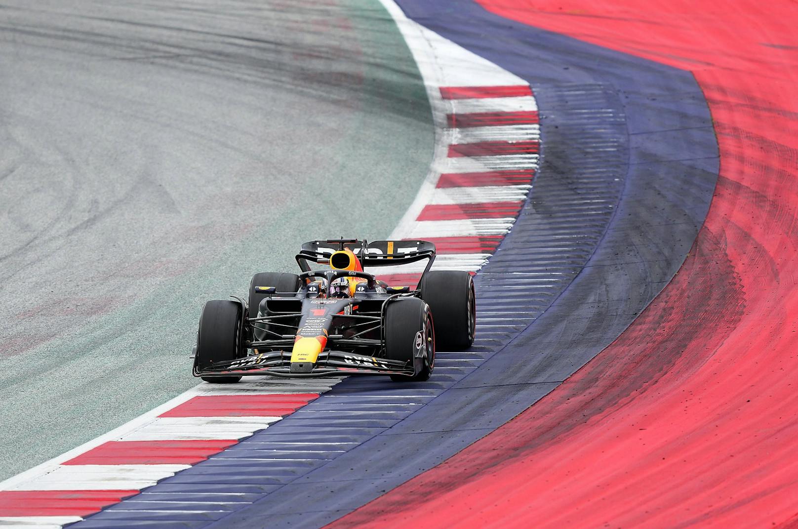 Max Verstappen in Kurve zehn, der Zielkurve des Red-Bull-Rings. 