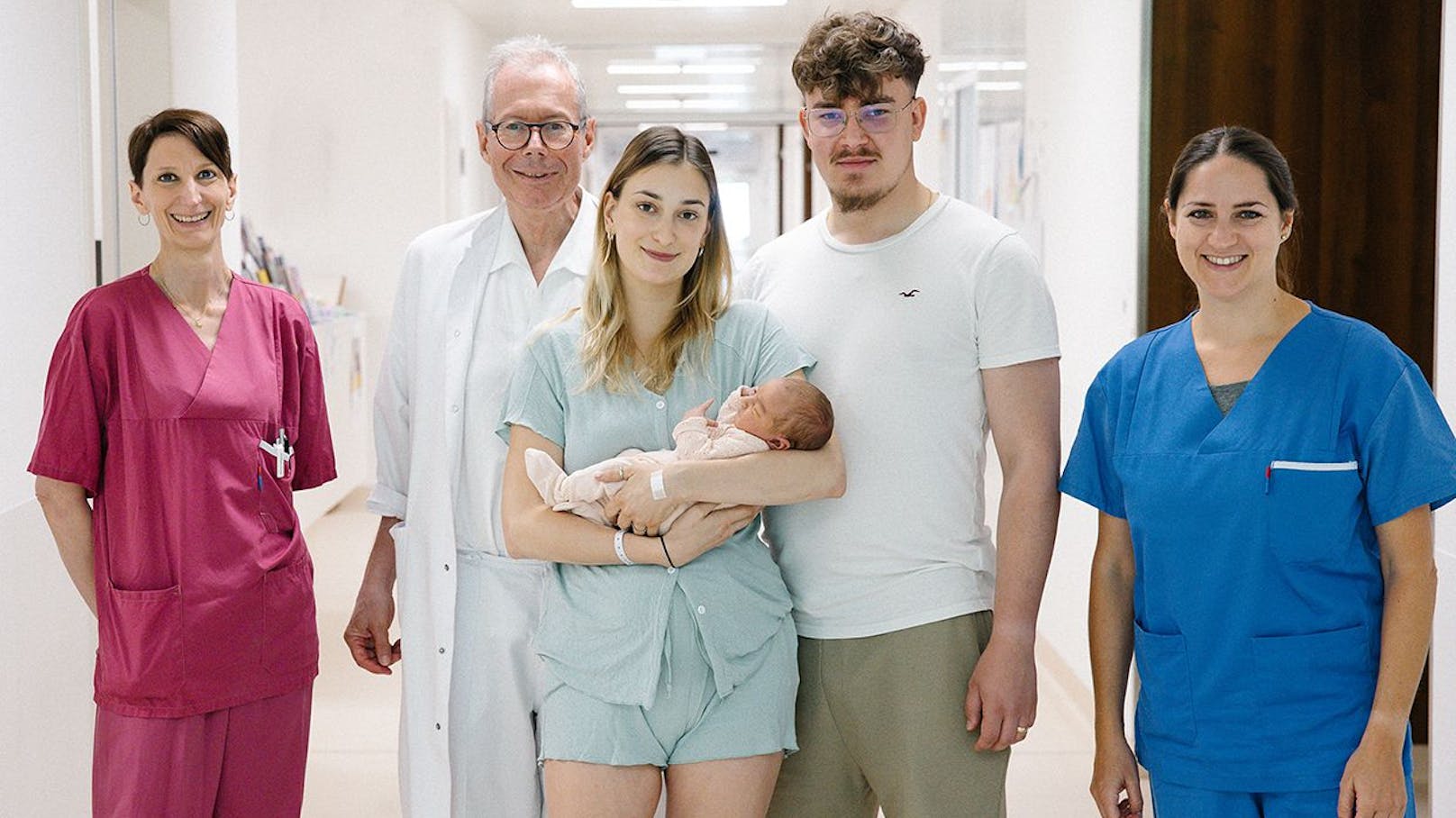 Das 100.000 Baby: Bereichsleiterin Pflege Brigitte Falli, Primarius Dr. Andreas Brandstetter und leitende Hebamme Irene Richter (v.l.n.r.) und die stolzen Eltern mit dem "Jubiläumsbaby“.