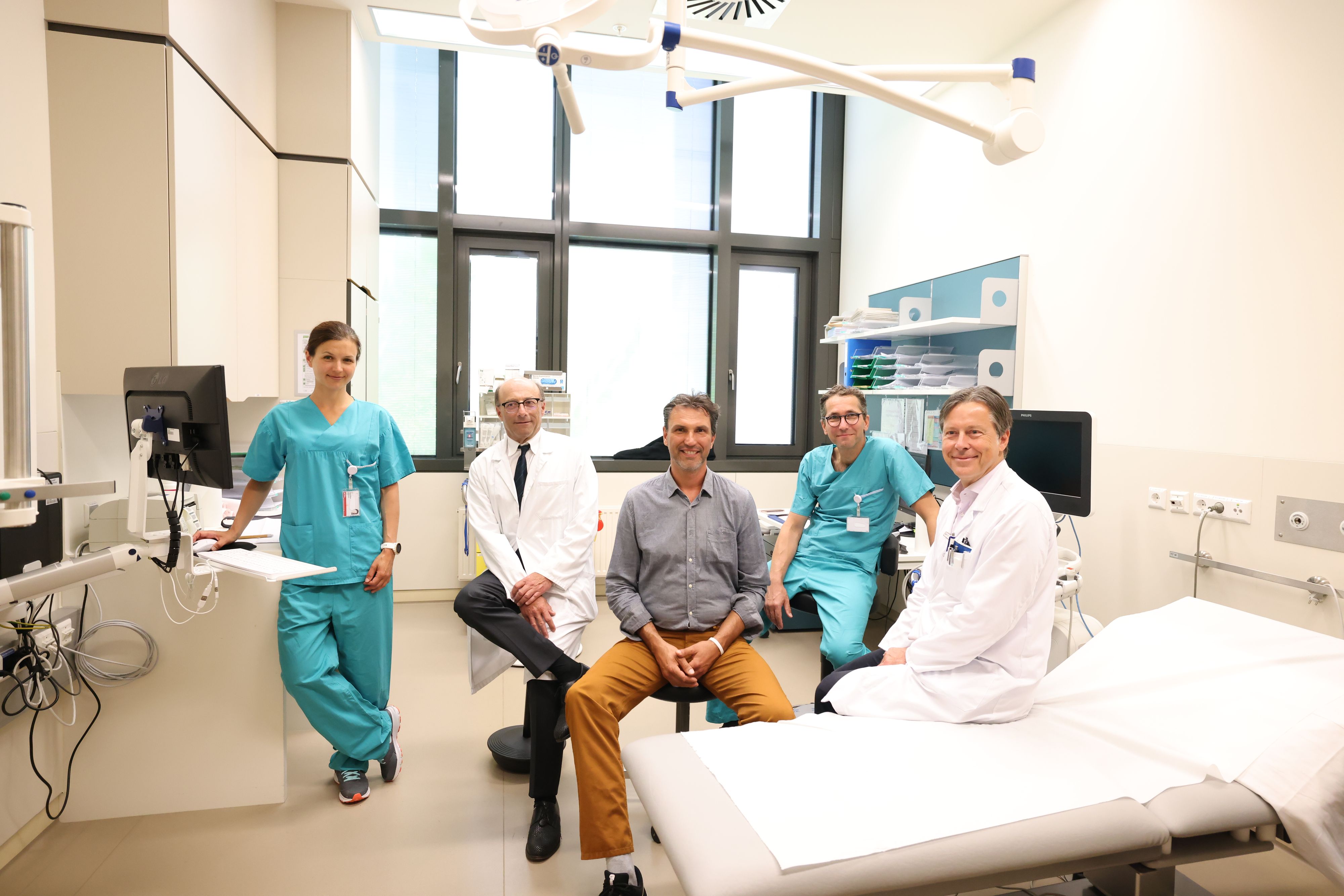 Behandelnde Ärztin Dr.in Zsuzsanna Arnold, Radiologie-Vorstand Dr. Thomas Rand, Patient Florian Müller, Radiologe Dr. Rene Eller und Herzchirurgie-Vorstand Dr. Martin Grabenwöger (v.l.) in der Klinik Floridsdorf, wo die neue OP-Technik angewandt wird.