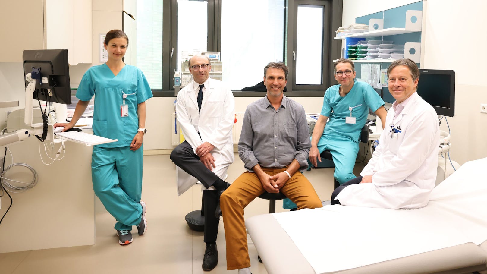 Behandelnde Ärztin Dr.in Zsuzsanna Arnold, Radiologie-Vorstand Dr. Thomas Rand, Patient Florian Müller, Radiologe Dr. Rene Eller und Herzchirurgie-Vorstand Dr. Martin Grabenwöger (v.l.) in der Klinik Floridsdorf, wo die neue OP-Technik angewandt wird.