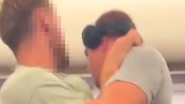 Ein Passagier einer Ryanair-Maschine rastete kurz vor dem Start in Zadar, Kroatien, komplett aus. Andere Insassen stoppten ihn.