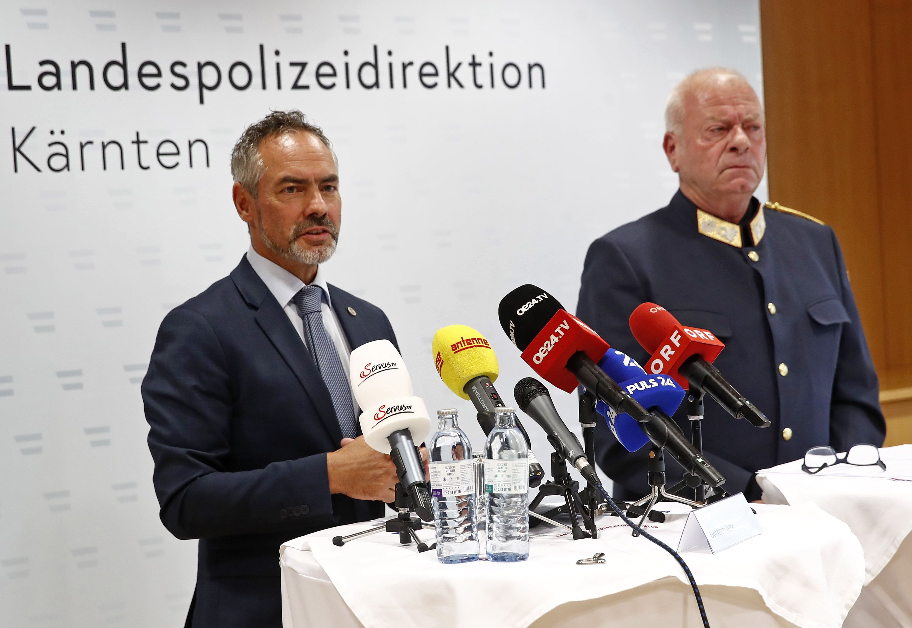 Die Polizei in Kärnten hat am Donnerstag Bilanz nach einem Großeinsatz gezogen. Im Bild: Der Leiter des Landeskriminalamtes, Gottlieb Türk und Landespolizeidirektor Wolfgang Rauchegger.