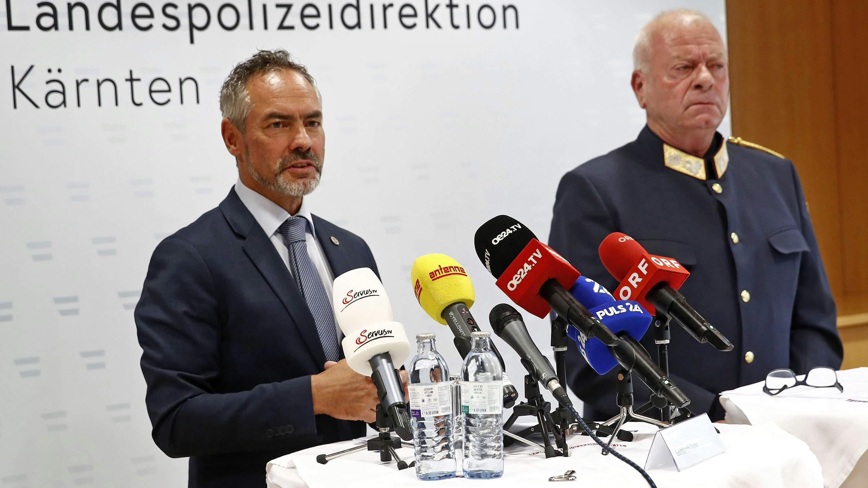 Die Polizei in Kärnten hat am Donnerstag Bilanz nach einem Großeinsatz gezogen. Wie der stellvertretende Landespolizeidirektor Wolfgang Rauchegger sagte, wurde wegen Drogenhandels, Geldwäscherei und Zuhälterei ermittelt. Der Leiter des Landeskriminalamtes, Gottlieb Türk und Landespolizeidirektor Wolfgang Rauchegger 