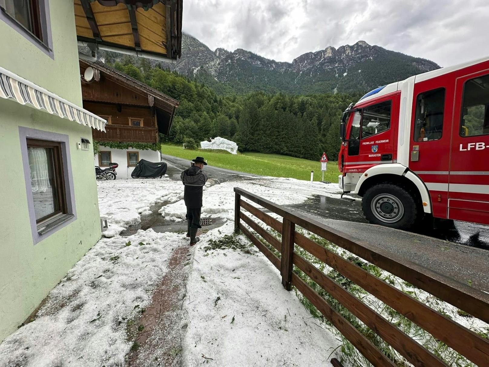 Nach einem Hagelschauer in Mariastein (Bezirk Kufstein) am Mittwoch musste die Feuerwehr ausrücken.
