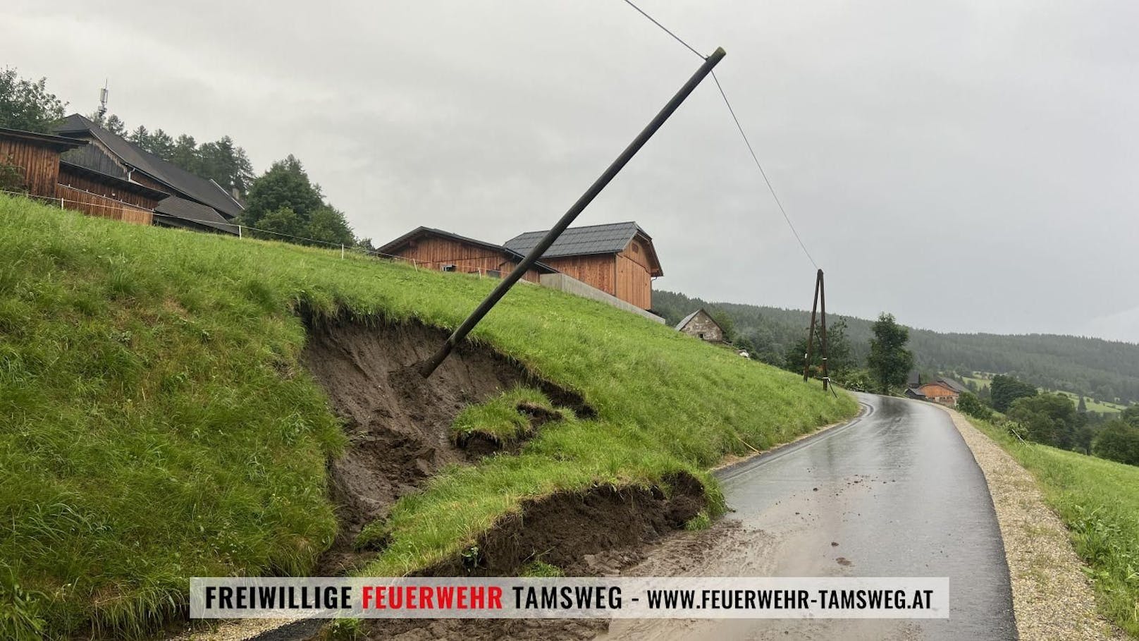 Während der Aufräumarbeiten auf der B95 wurde ein weiterer Erdrutsch im Bereich Lasaberg gemeldet.