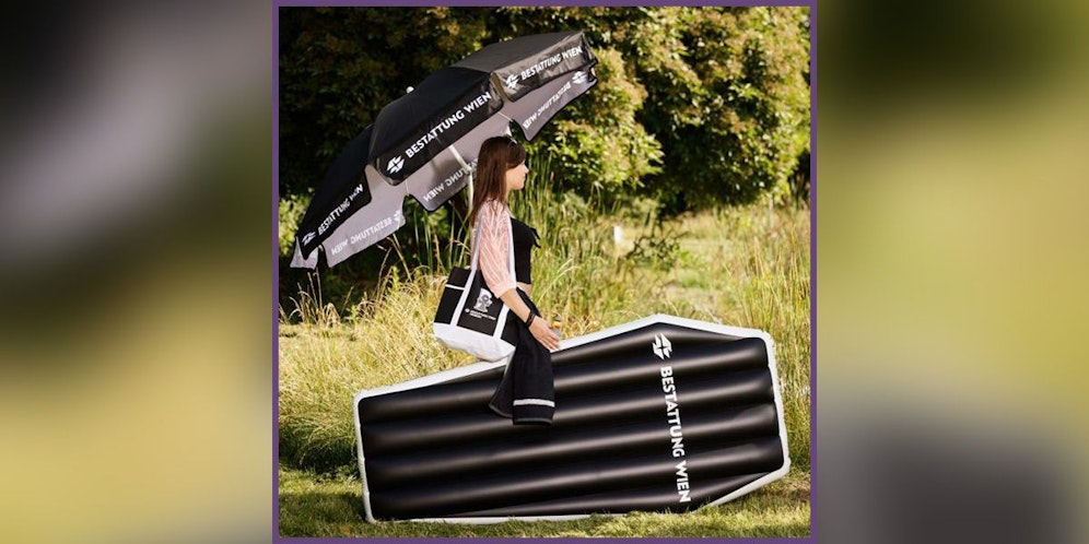 Badetuch, Luftmatratze, Badetasche im Stil der Bestattung Wien sind jetzt in limitierter Auflage erhältlich.