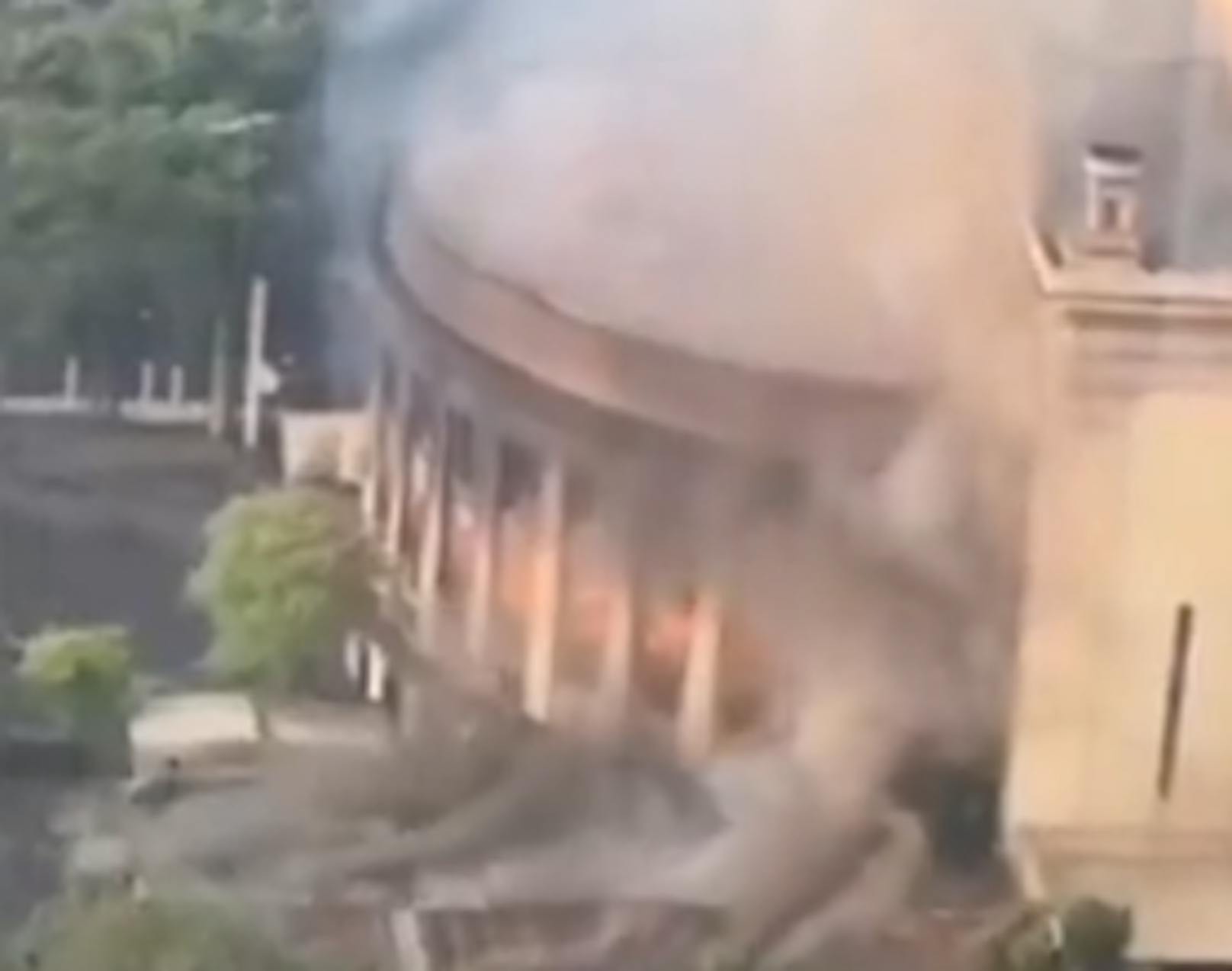 Im Zuge der gewaltsamen Krawalle in Frankreich soll Social-Media-Postings zufolge die Alcazar-Bibliothek in Marseille ausgebrannt sein.