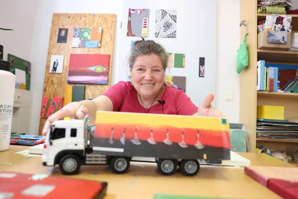 Bettina Onderka (60) lebt für die Kunst: Durch ihre Beeinträchtigung wurde ihr das Talent oft abgesprochen – doch die Wienerin ließ sich nie unterkriegen.
