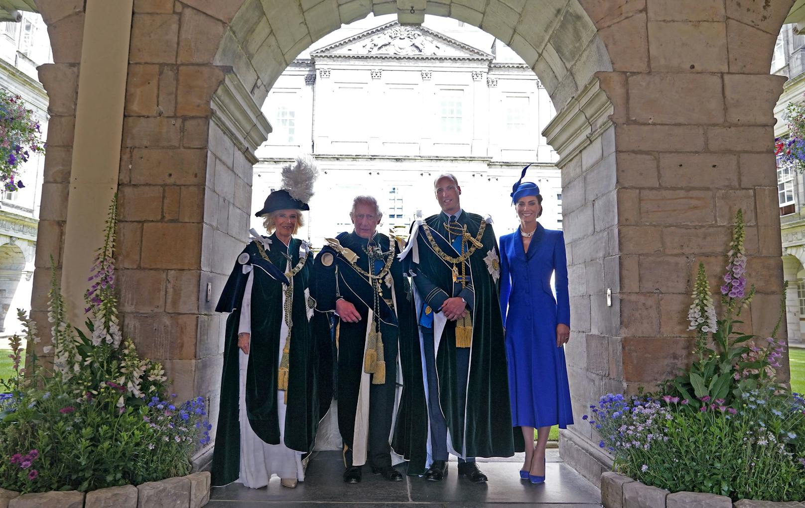 Während King Charles, Königsgemahlin Camilla und Prinz William traditionelle Gewänder trugen, erschien Kate in einem köngisblauen Mantelkleid.