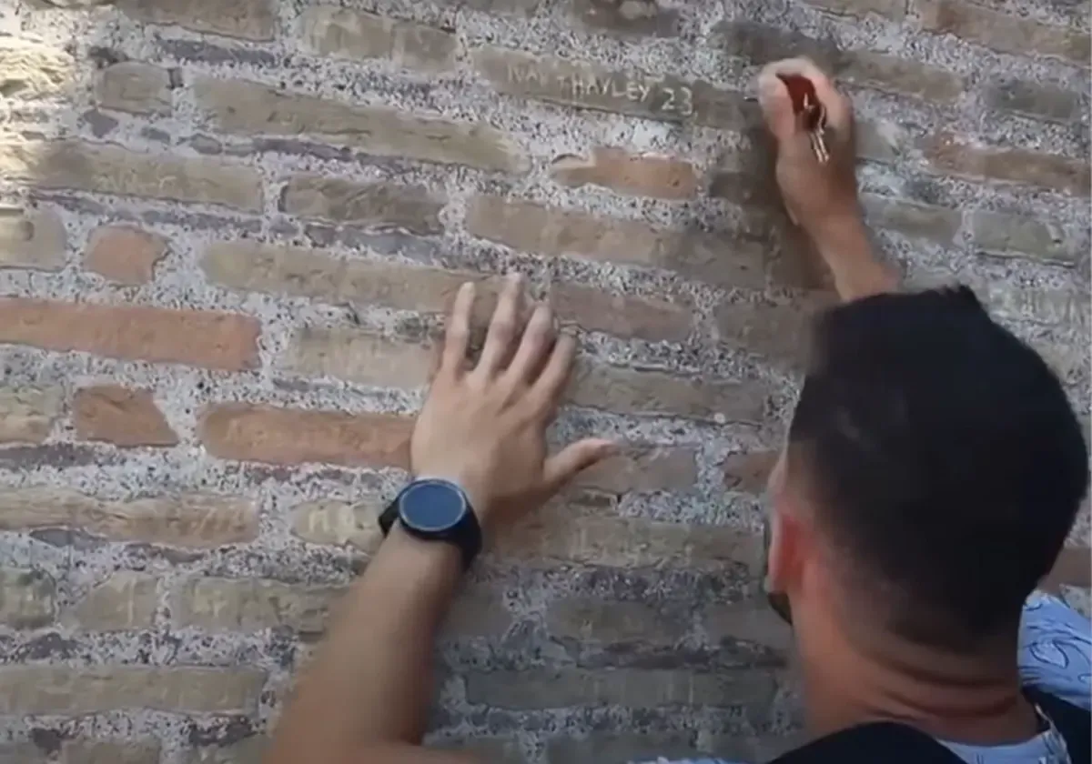 Ivan Dimitrov nutzte einen Schlüssel, um seinen Namen und den seiner Freundin zu verewigen.