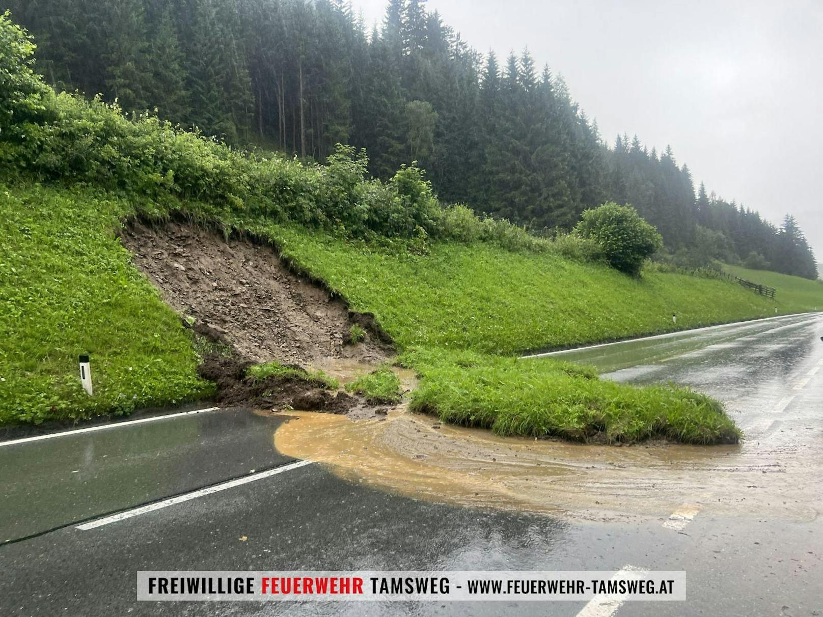 Auf der B95 kam es zu einem Murenabgang.