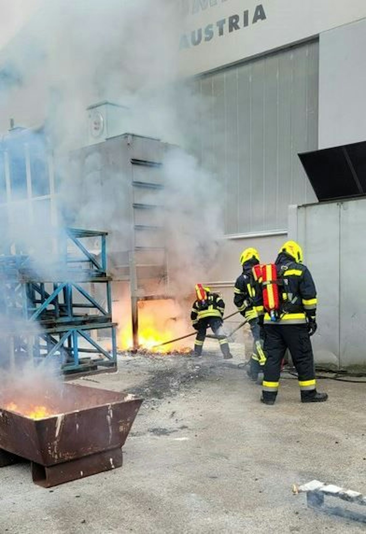 Heute.at - Drei Arbeiter bei Brand in Aluminiumfirma verletzt