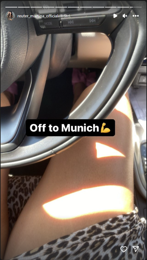 Martina könnte ihren Fans (fast) nicht noch mehr zeigen.