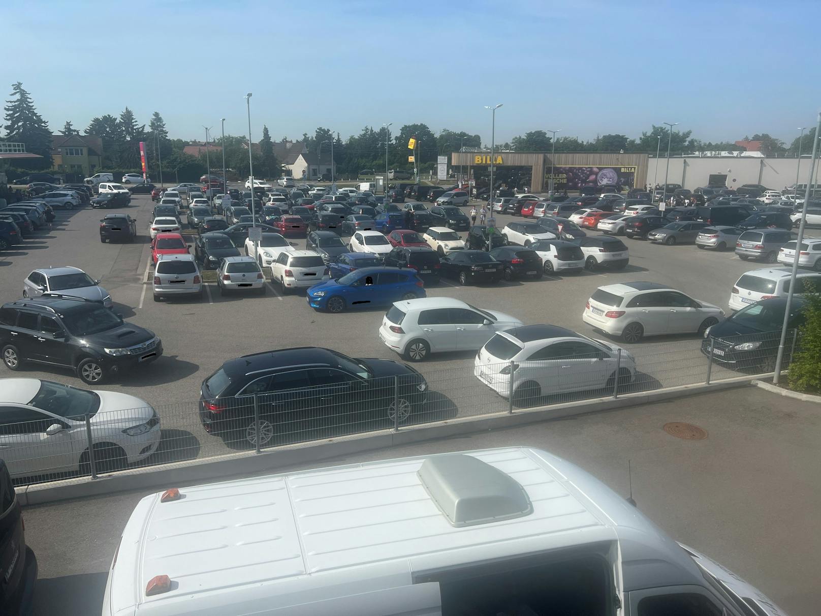 Parkplatz-Chaos! Eltern als Taxis für Schüler unterwegs