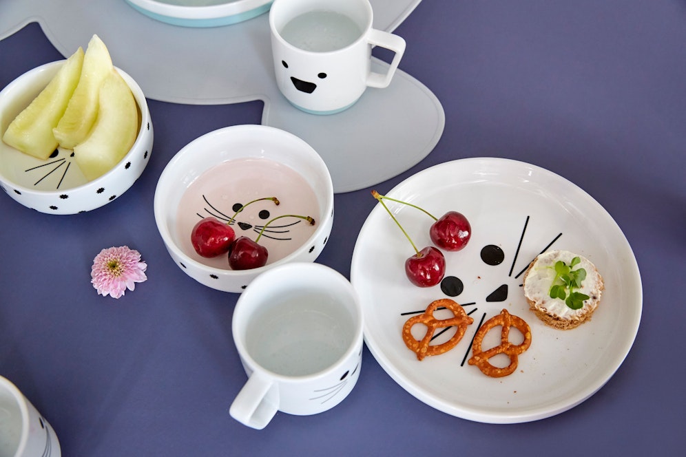 Eigenständiges Essen und Trinken lernen die Kleinen gern mit niedlichen Mustern auf dem Geschirr.