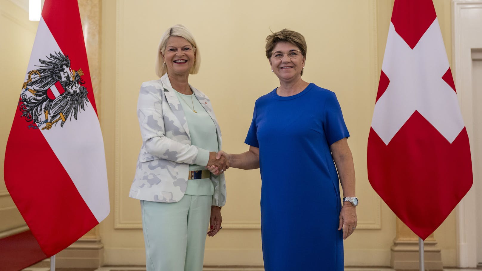 Die österreichische Verteidiungsministerin Klaudia Tanner und ihre Schweizer Amtskollegin Viola Amherd in Bern