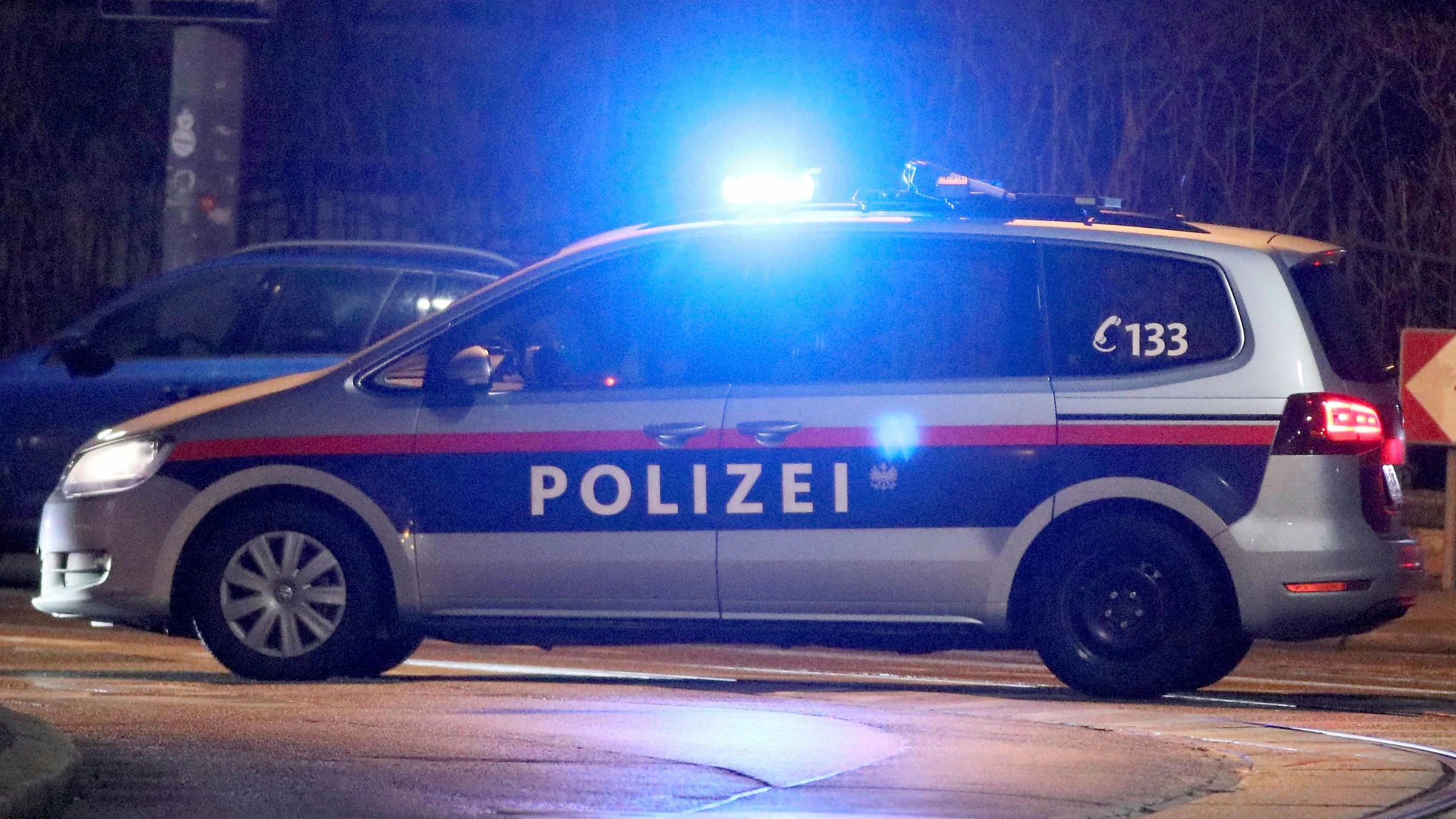 Download von www.picturedesk.com am 07.07.2023 (11:03).  A police car blocks a street in front of the Iranian ambassador's residence after an attack in Vienna, Austria, Monday, March 12, 2018. Police say an Austrian attacker was shot and killed by the guard he wounded outside the residence. (AP Photo/Ronald Zak) - 20180312_PD0368 - Rechteinfo: Rights Managed (RM)