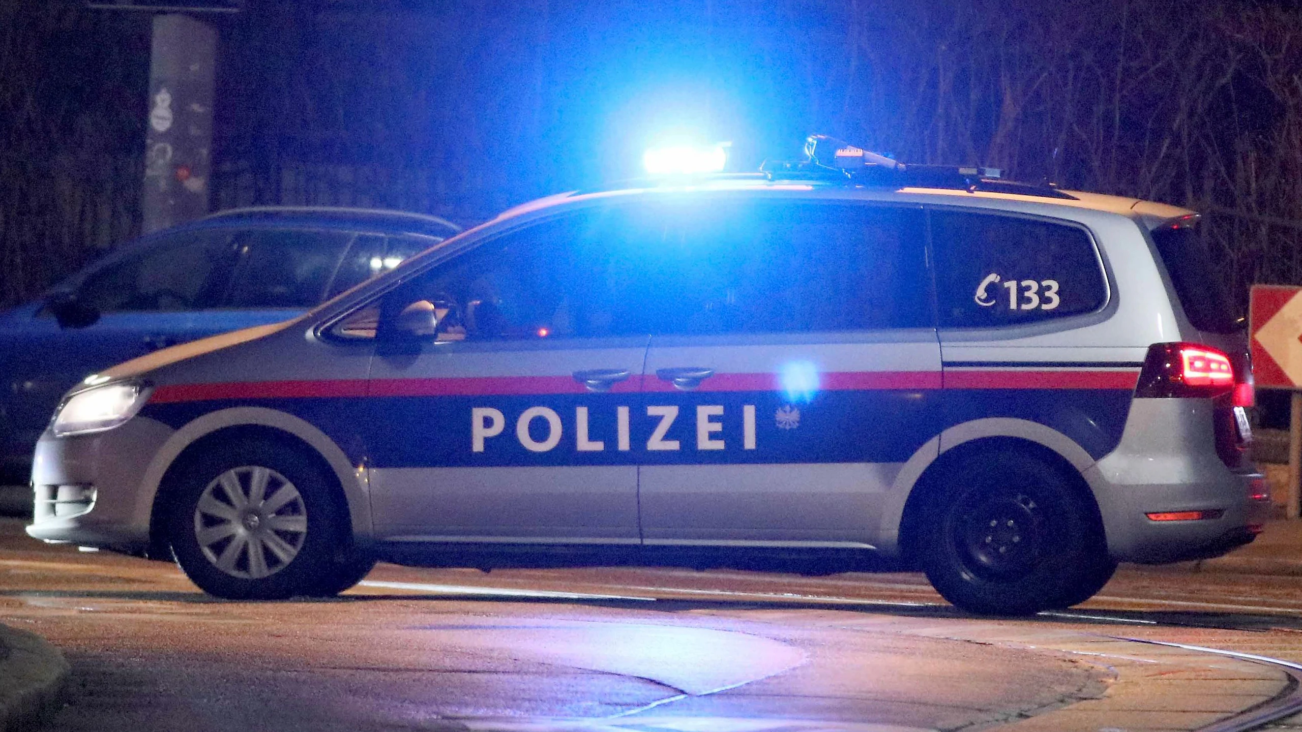 Download von www.picturedesk.com am 07.07.2023 (11:03).  A police car blocks a street in front of the Iranian ambassador's residence after an attack in Vienna, Austria, Monday, March 12, 2018. Police say an Austrian attacker was shot and killed by the guard he wounded outside the residence. (AP Photo/Ronald Zak) - 20180312_PD0368 - Rechteinfo: Rights Managed (RM)