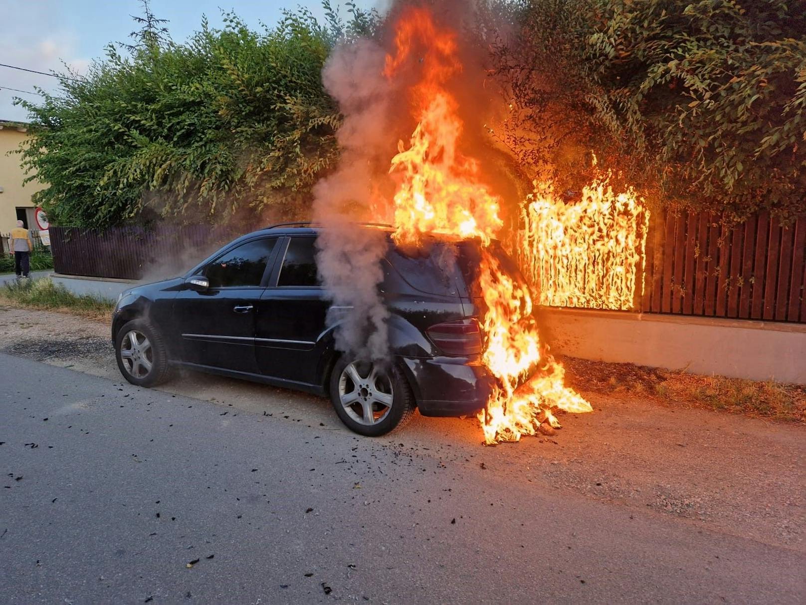 Abgestelltes Auto ging plötzlich in Flammen auf