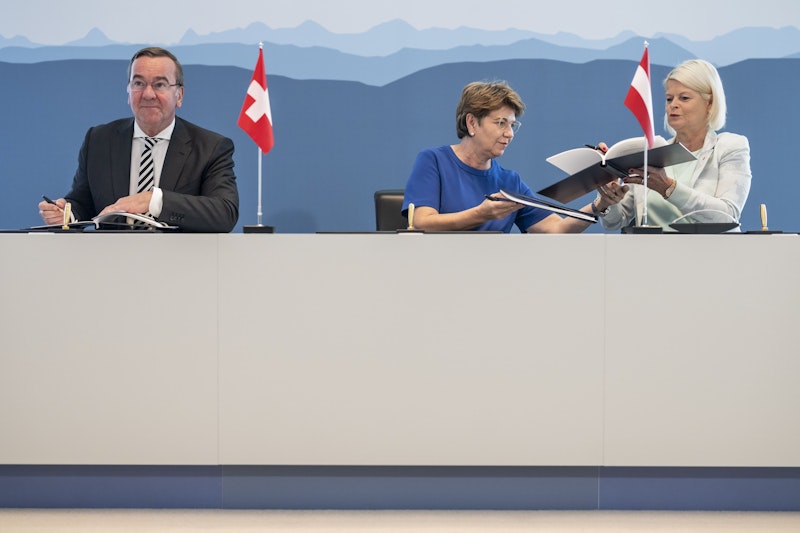 Verteidigungsministerin <strong>Klaudia Tanner</strong> (l., ÖVP) hat am 7. Juli 2023 in Bern einen <a target="_blank" data-li-document-ref="100280457" href="https://www.heute.at/g/tanner-unterschreibt-beitrittserklaerung-fuer-sky-shield-100280457">Letter of Intent zur Teilnahme an der <strong>"Sky Shield"-Initiative</strong> unterschrieben</a>.