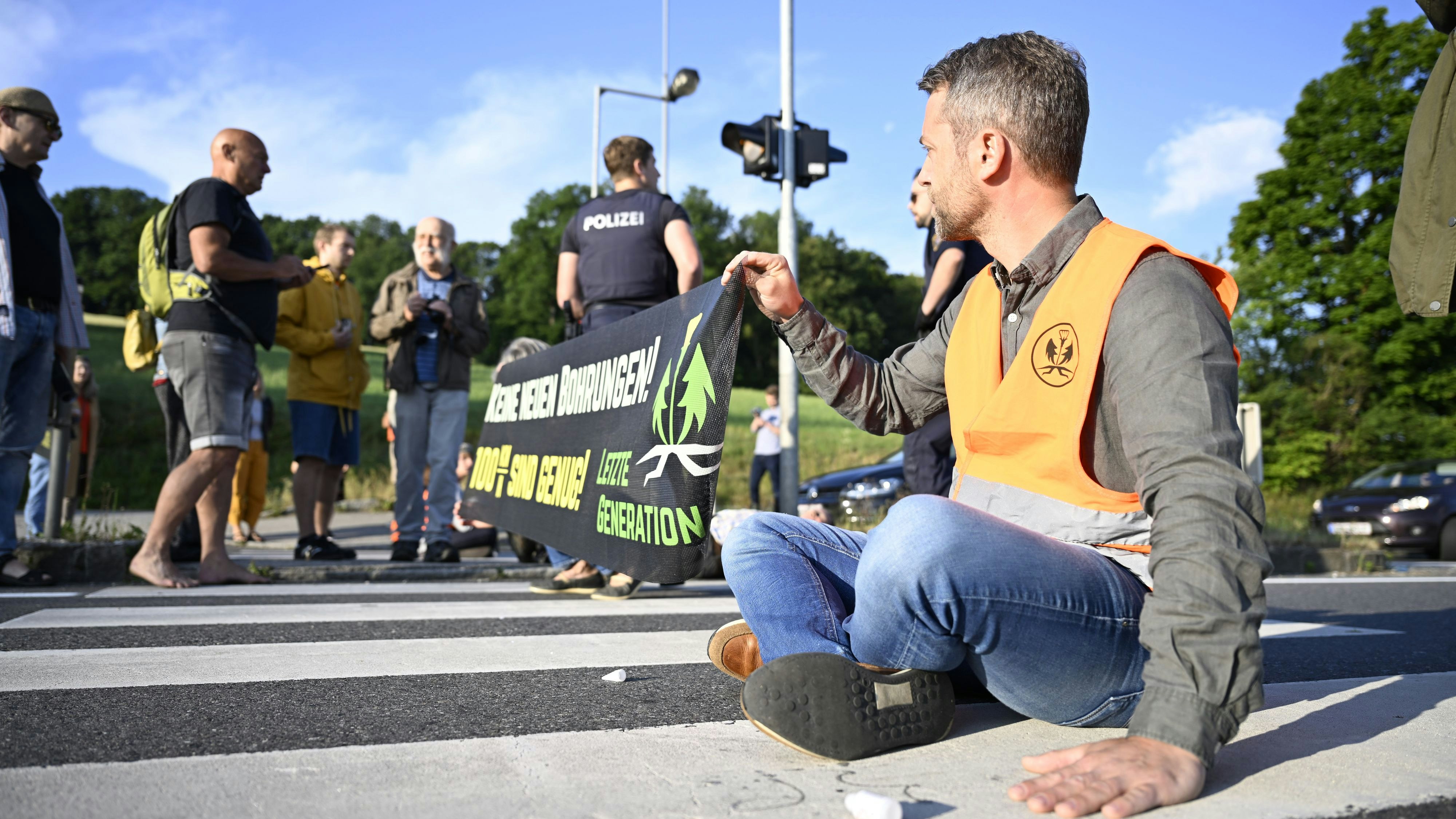 Erstmals hat sich die "Letzte Generation" in Vöcklabruck festgeklebt.